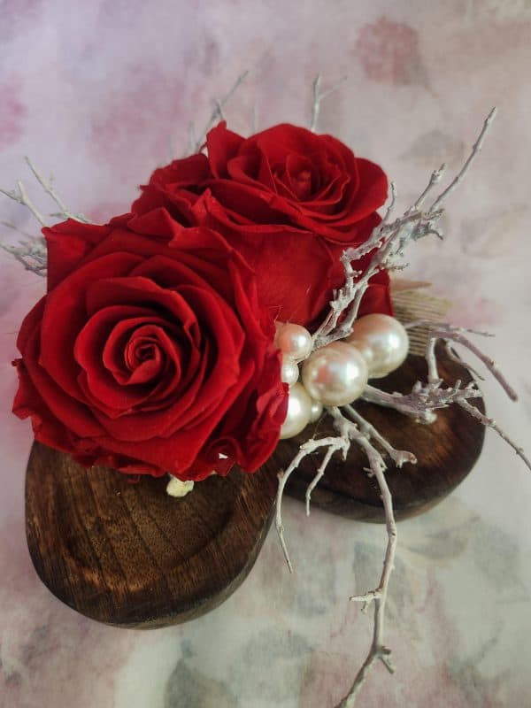 9612 rose éternelle dans une assiette en bois.